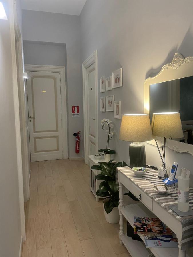 Ad Cavour Luxury Rooms - By Ad Roma ภายนอก รูปภาพ